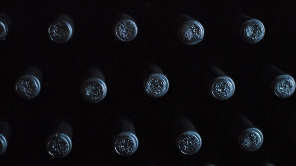 Una colección de botellas de vino